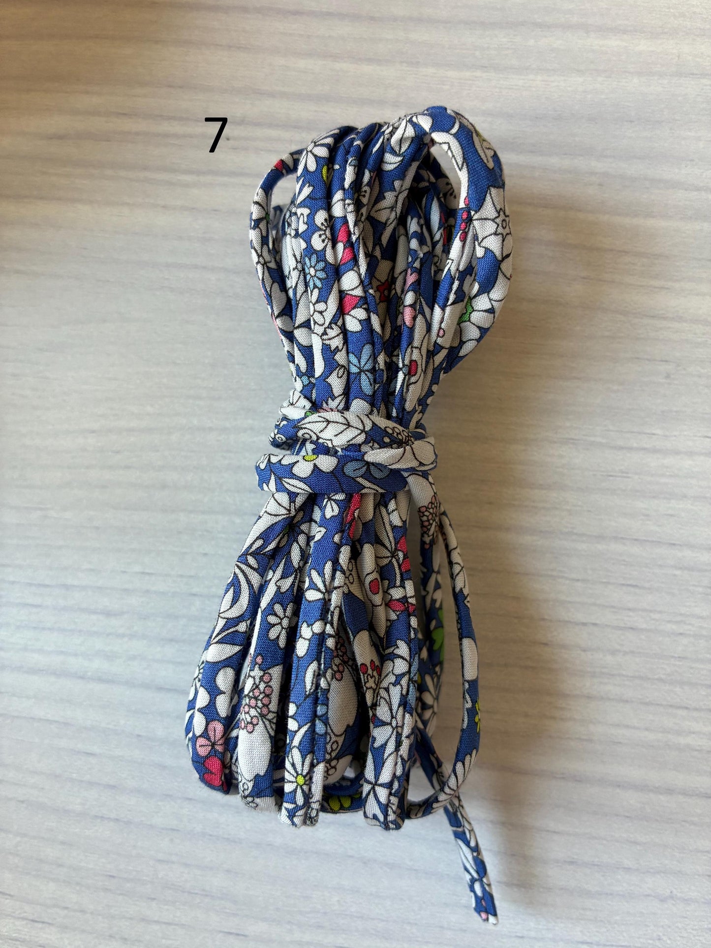 Ruban en tissu Liberty bleu fleuri (motif 7) pour le collier Médaille Miraculeuse