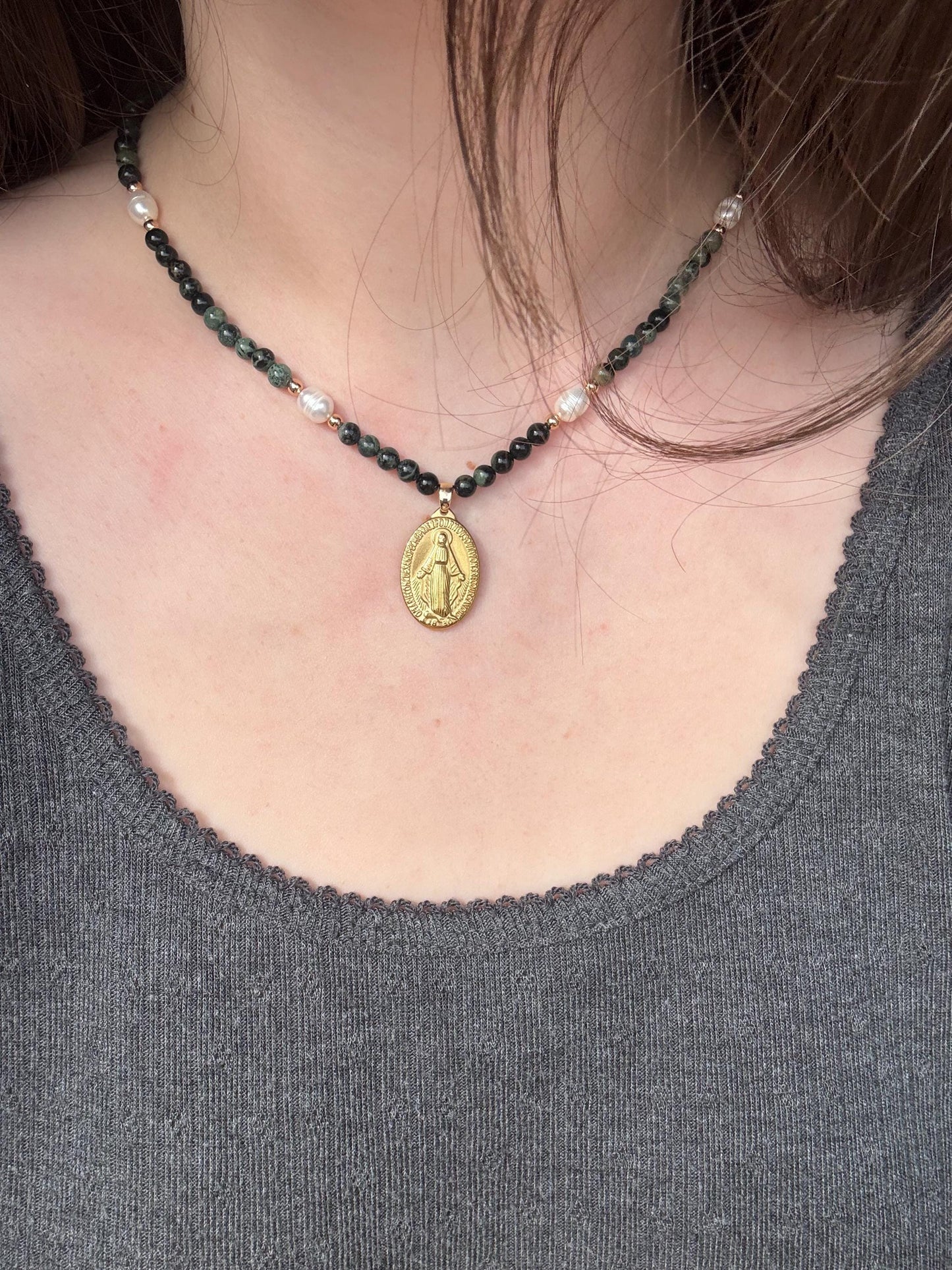 Collier avec médaille de la Vierge Marie – Bijou catholique fait main – Médaille miraculeuse – collier catholique avec médaille et perles