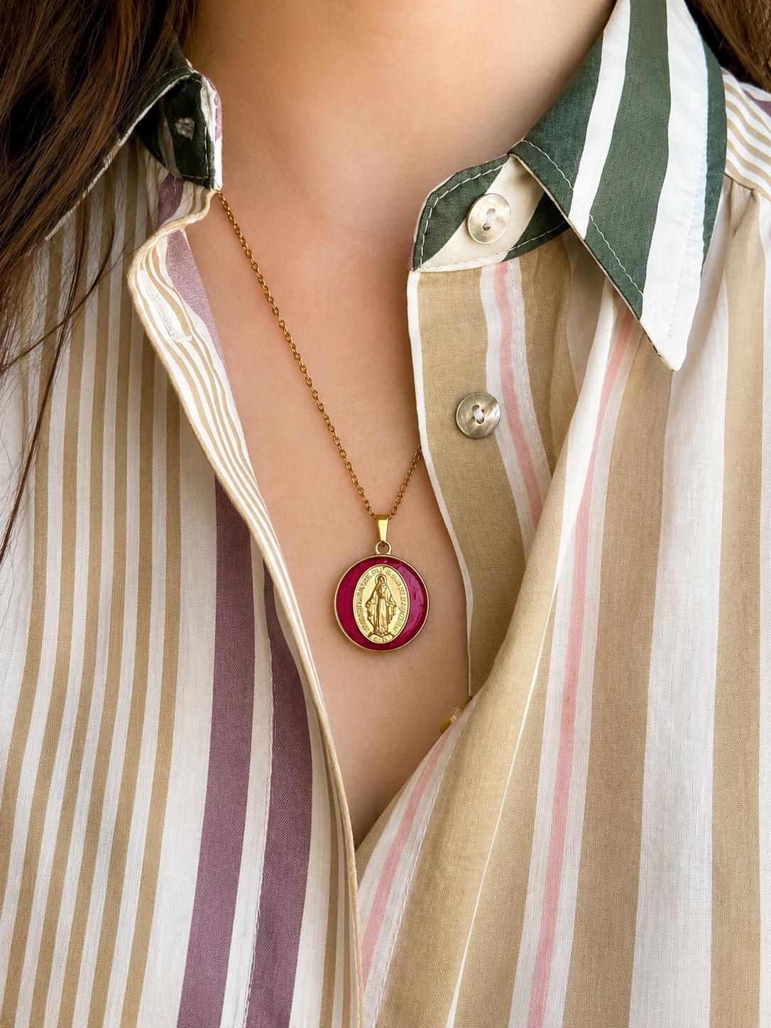 Pendentif Médaille Miraculeuse en résine rouge bordeaux sur chaîne dorée