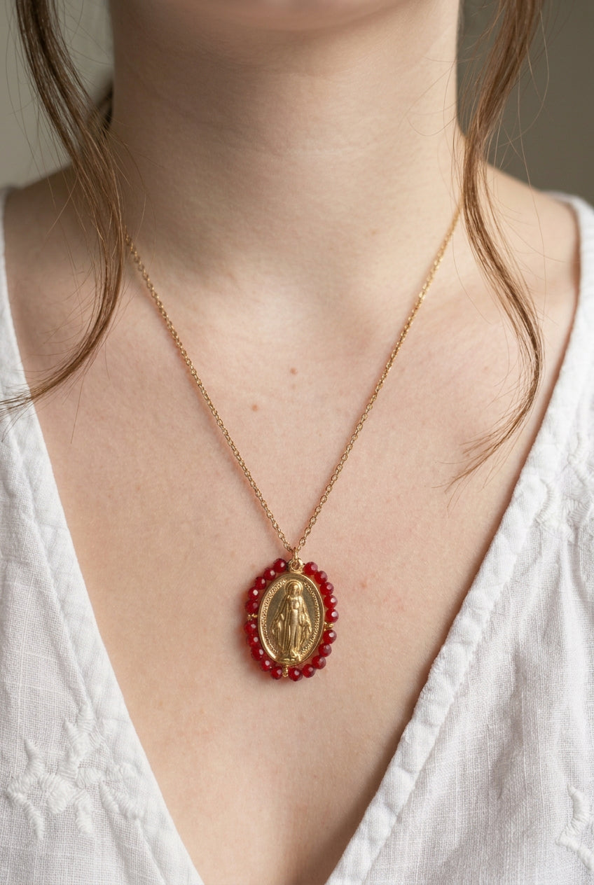 Femme portant un collier Médaille Miraculeuse perlée rouge, pierres naturelles