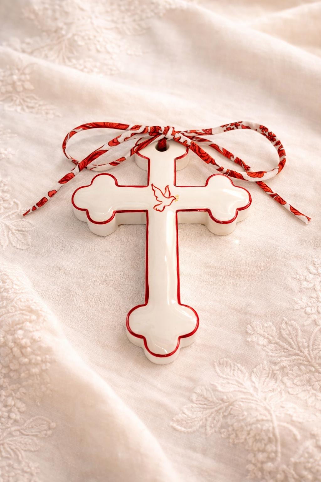 Croix décorative catholique rouge bordeaux, motif colombe et ruban Liberty