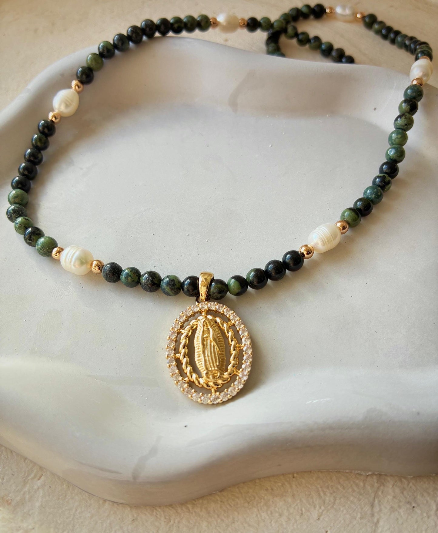 Collier avec médaille de la Vierge Marie – Bijou catholique fait main – Médaille miraculeuse – collier catholique avec médaille et perles