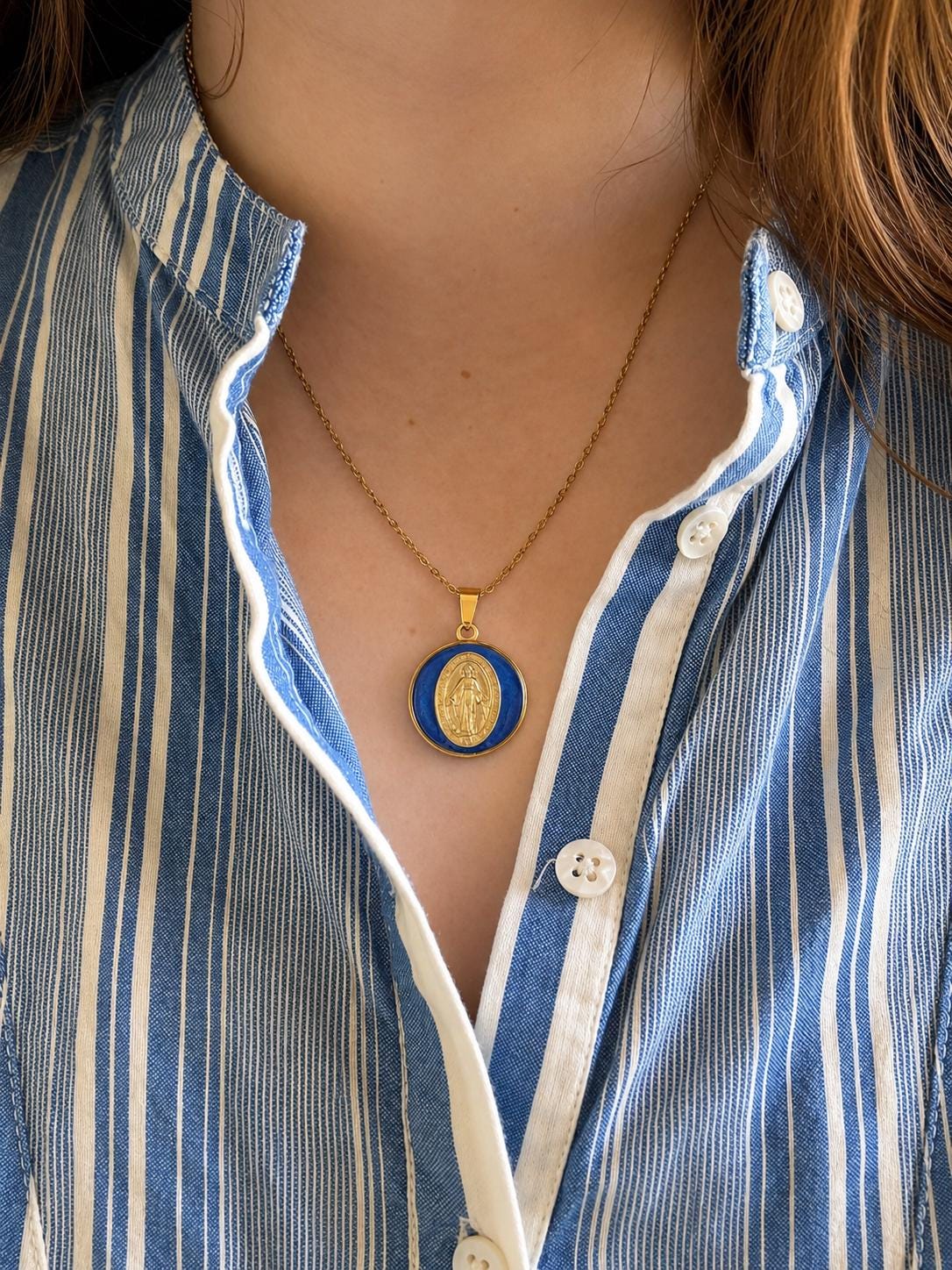 Pendentif Médaille Miraculeuse en résine bleue sur chaîne dorée, porté