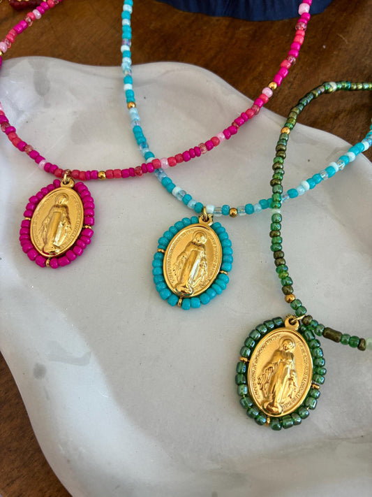 Trois colliers Médaille Miraculeuse dorée entourés de perles de rocailles roses, bleues et vertes