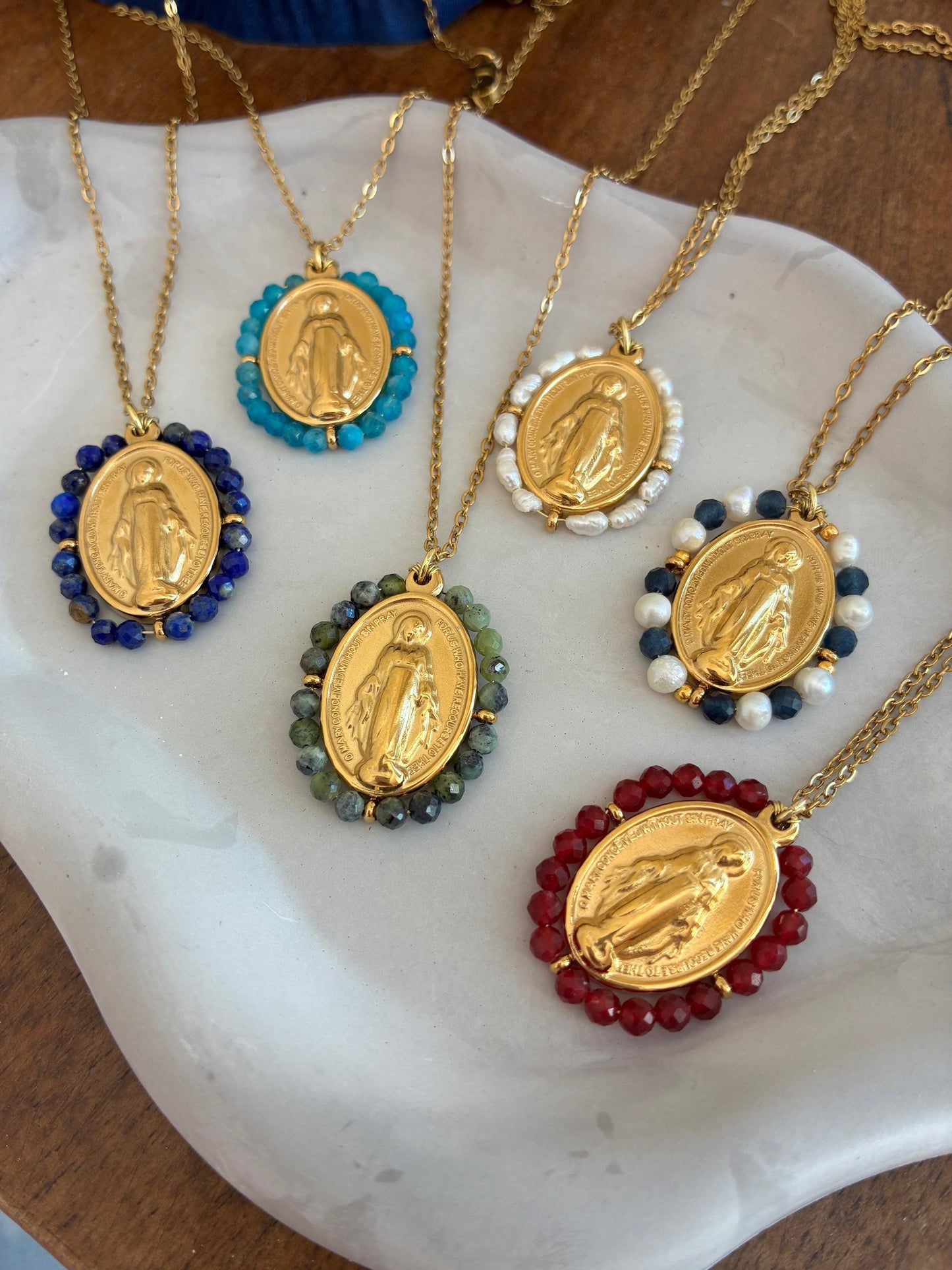 Médaille Miraculeuse Perlée colorée – Collier Catholique Doré Acier Inoxydable – Perles d'eau douce – Cadeau Communion Confirmation Femme
