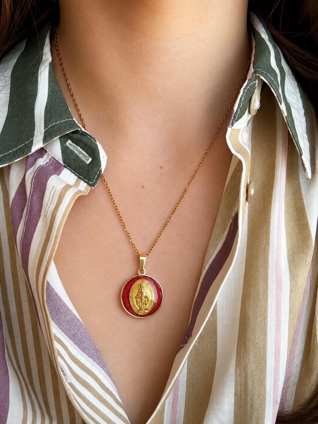 Pendentif Médaille Miraculeuse en résine rouge sur chaîne dorée, porté