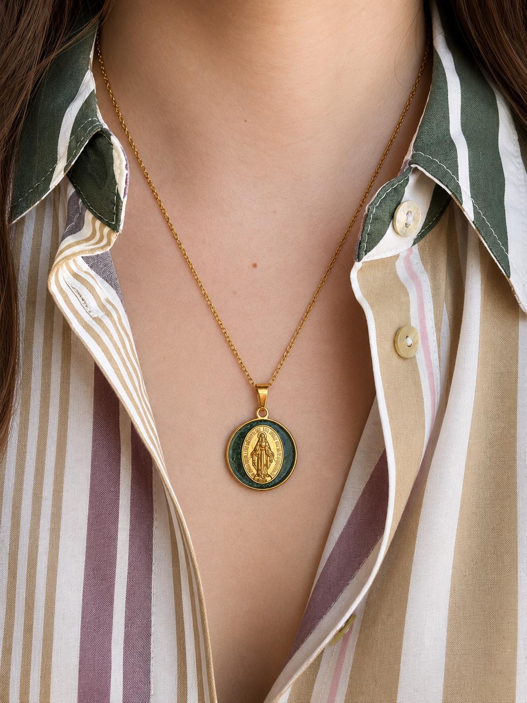 Pendentif Médaille Miraculeuse en résine verte sur chaîne dorée, porté