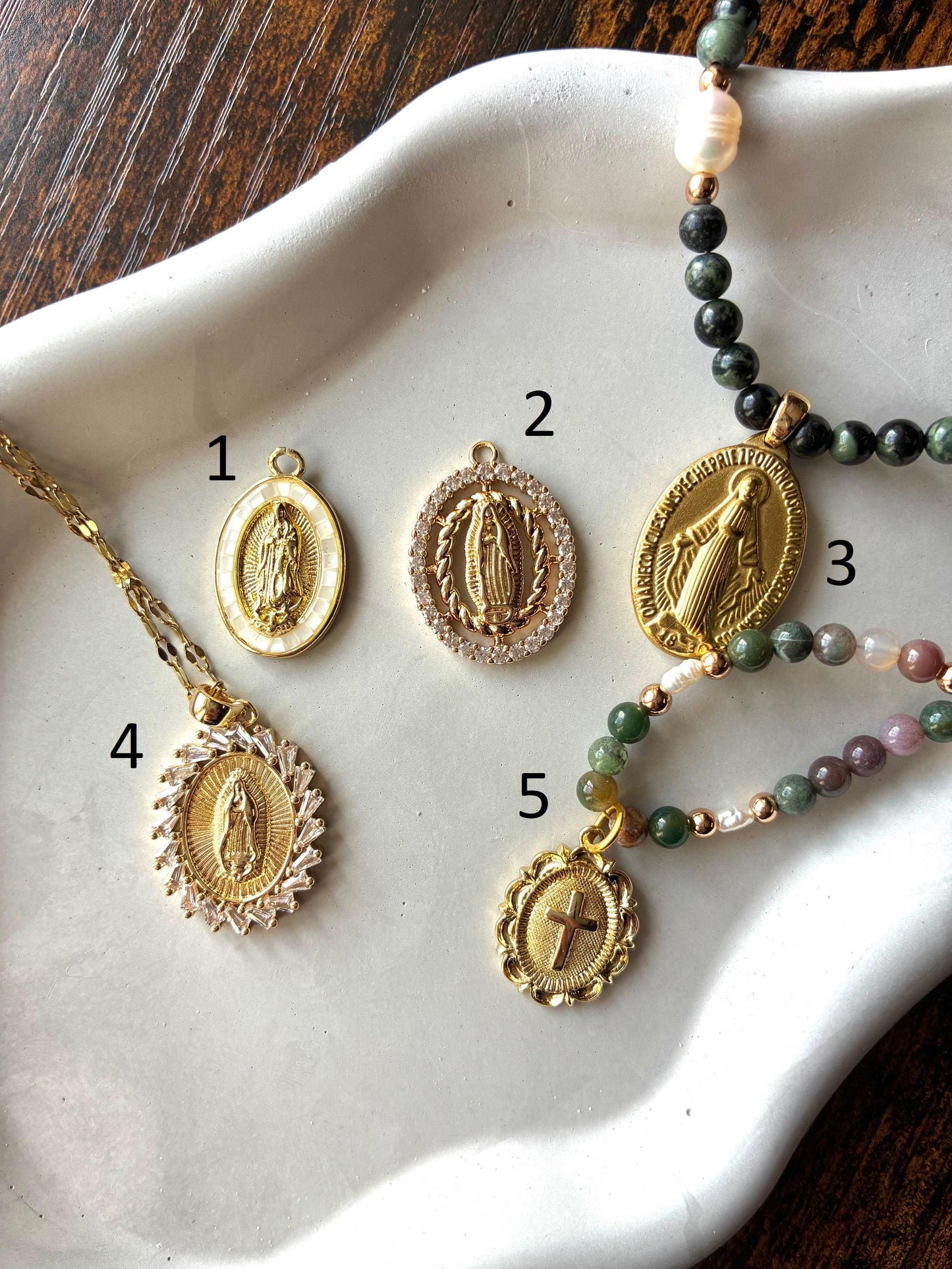 Collier avec médaille de la Vierge Marie – Bijou catholique fait main – Médaille miraculeuse – collier catholique avec médaille et perles