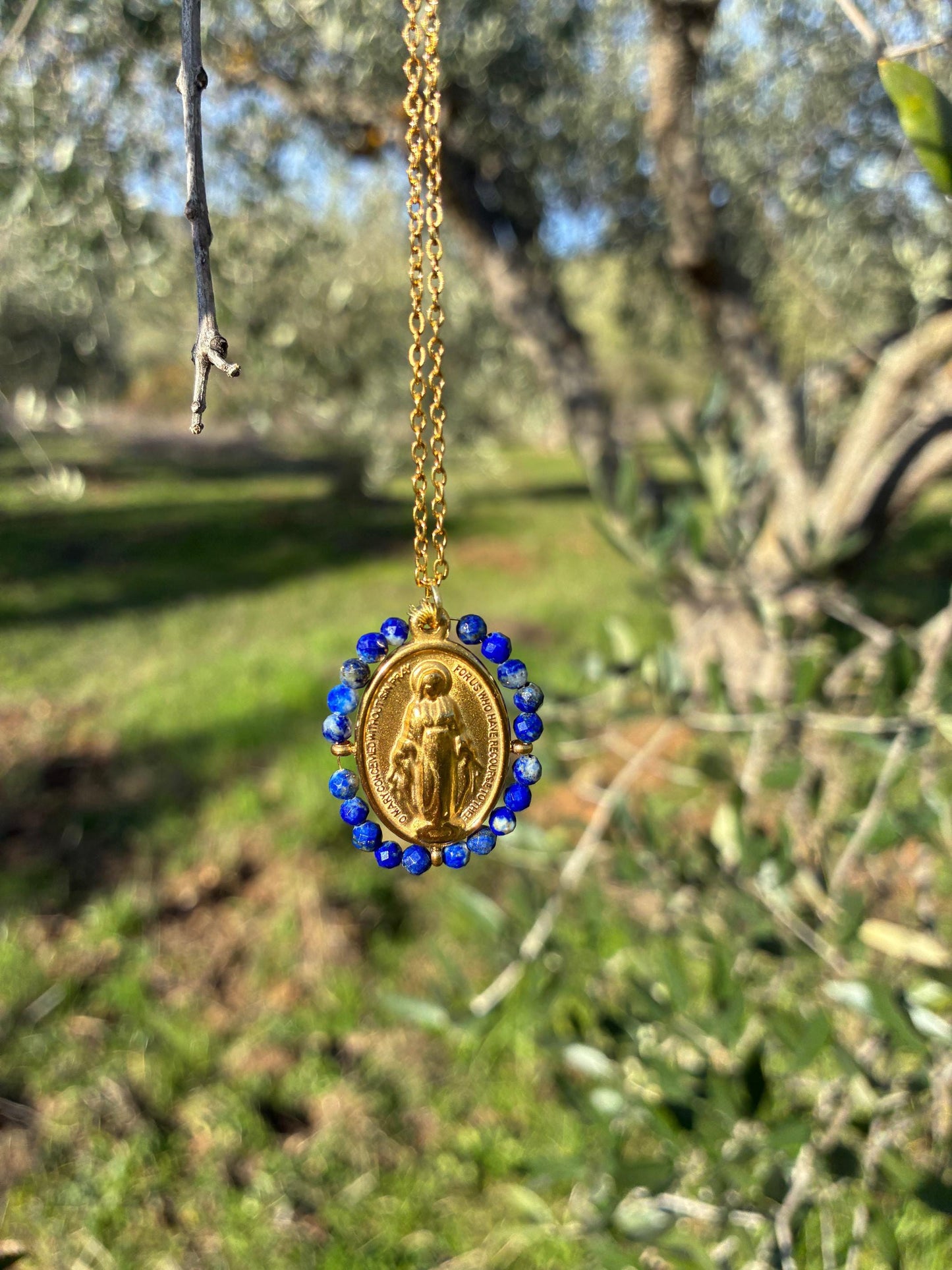Médaille Miraculeuse Perlée colorée – Collier Catholique Doré Acier Inoxydable – Perles d'eau douce – Cadeau Communion Confirmation Femme