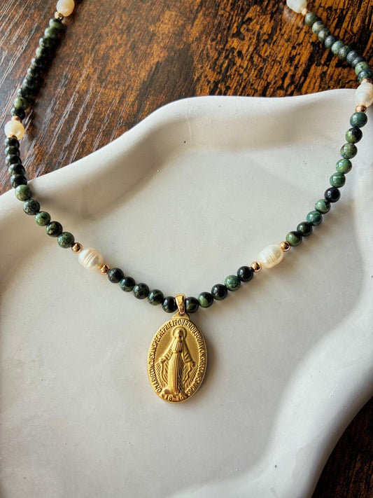 Collier avec médaille de la Vierge Marie – Bijou catholique fait main – Médaille miraculeuse – collier catholique avec médaille et perles