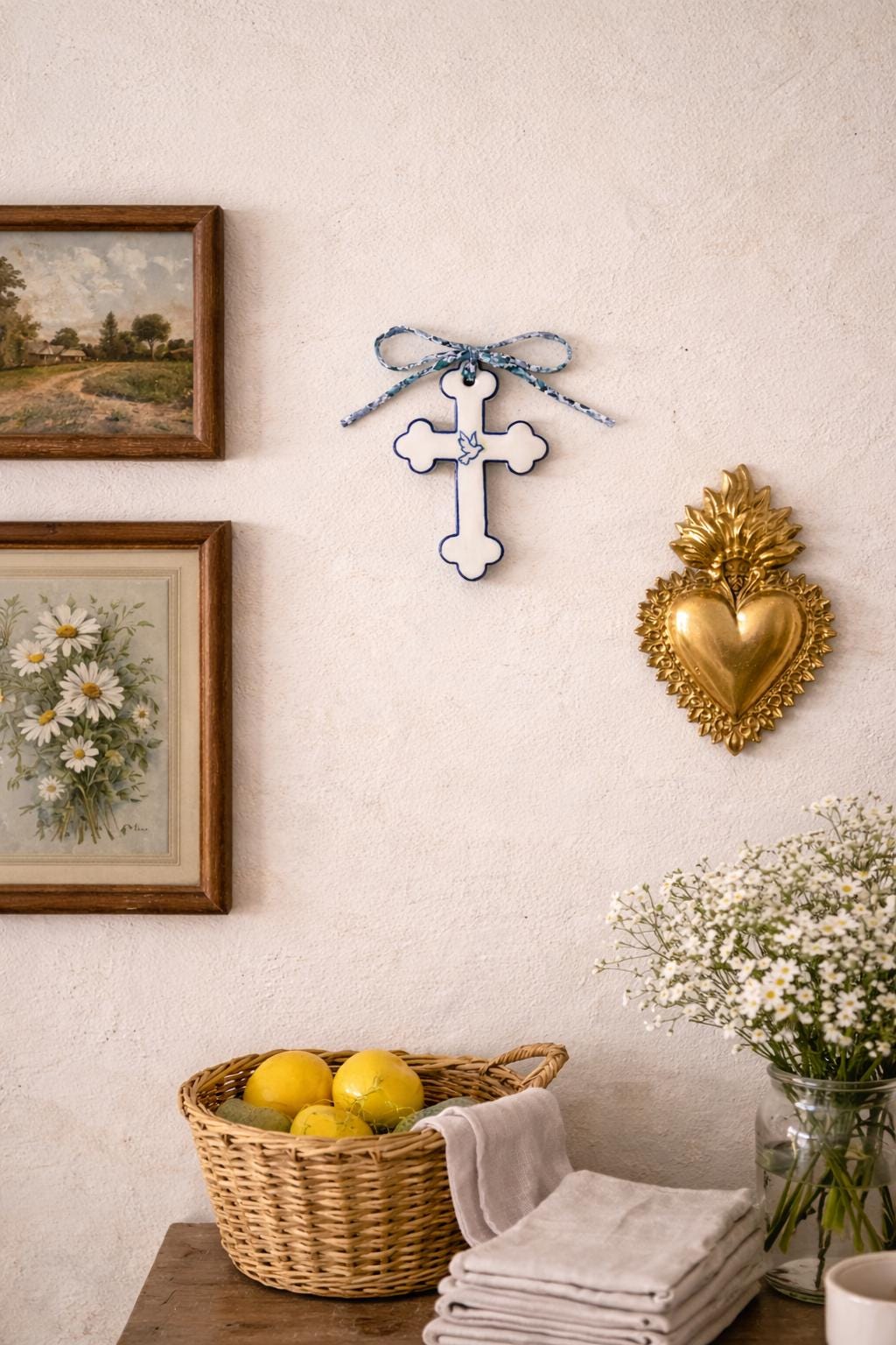 Croix décorative catholique bleue accrochée au mur dans une décoration d'intérieur