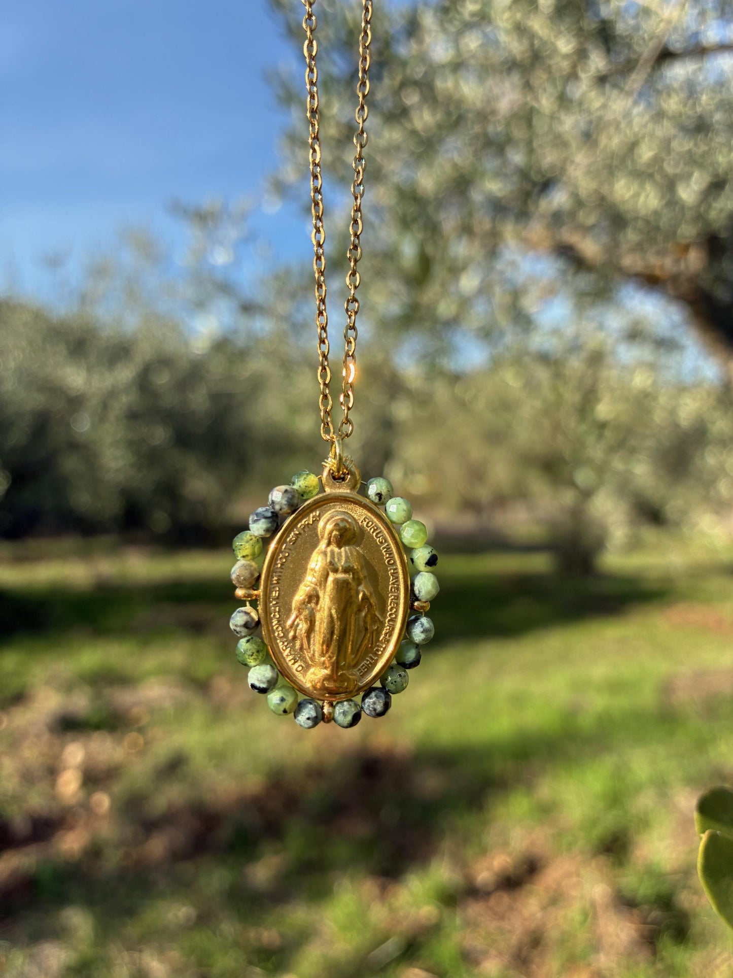 Médaille Miraculeuse Perlée colorée – Collier Catholique Doré Acier Inoxydable – Perles d'eau douce – Cadeau Communion Confirmation Femme
