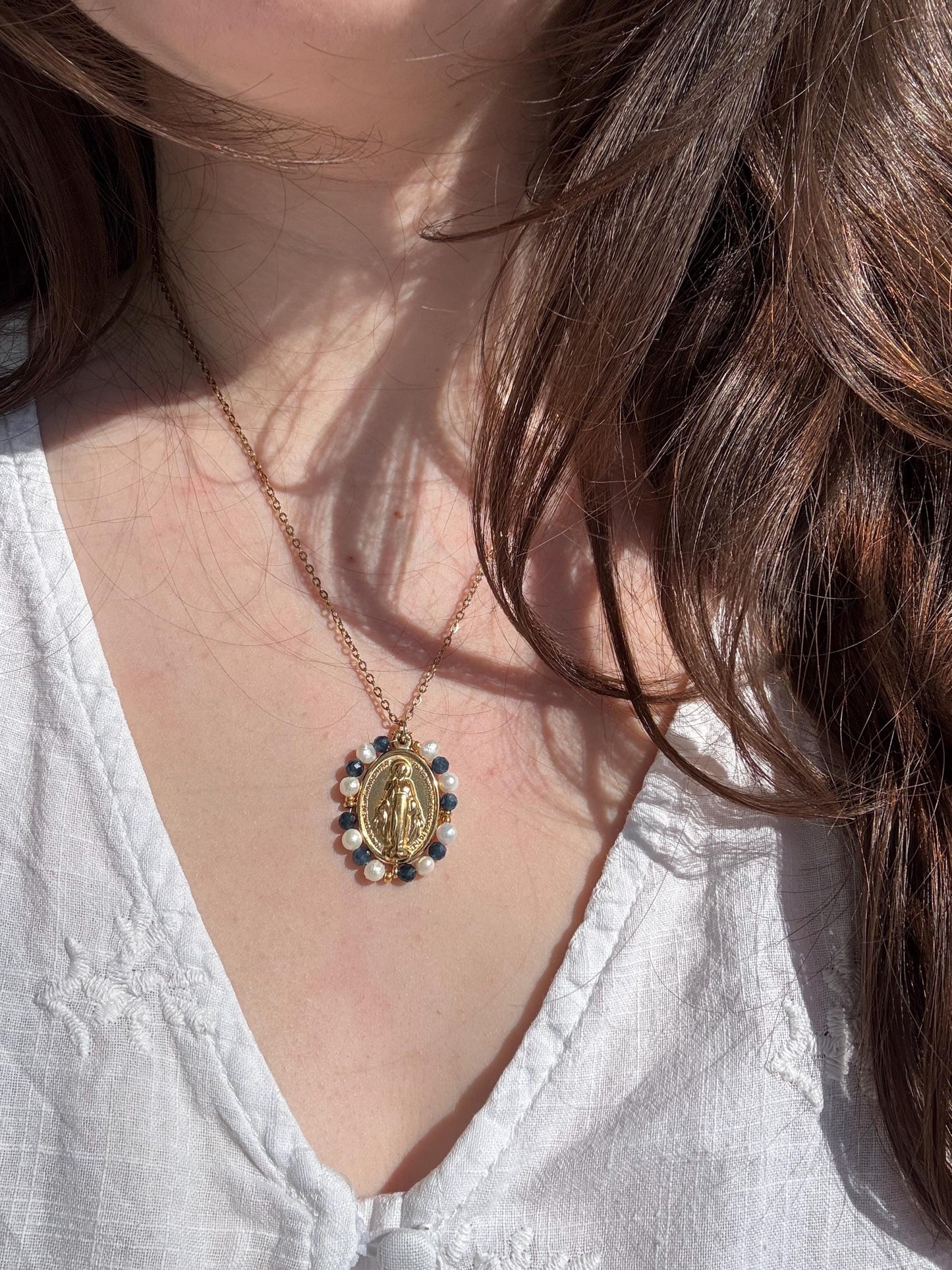 Médaille Miraculeuse Perlée colorée – Collier Catholique Doré Acier Inoxydable – Perles d'eau douce – Cadeau Communion Confirmation Femme