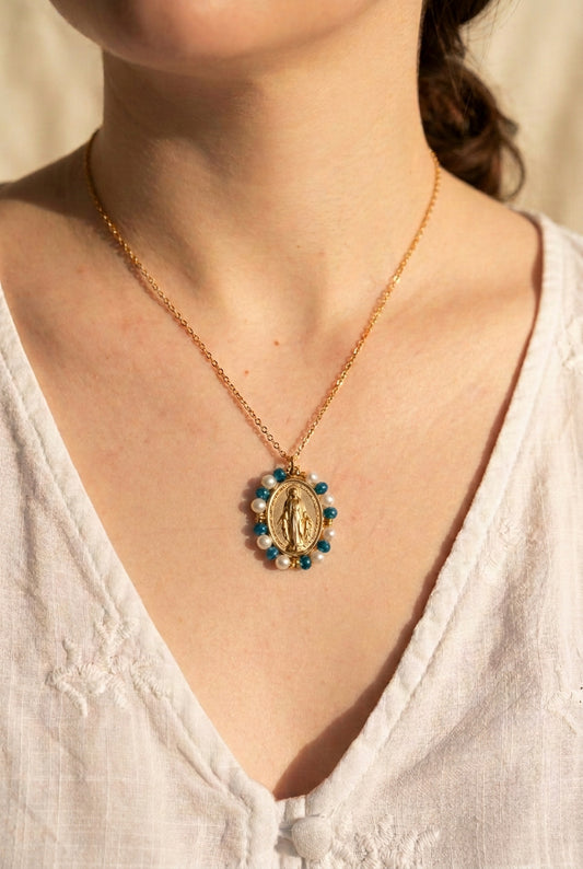 Femme portant un collier Médaille Miraculeuse perlée bleu et blanc, perles d'eau douce