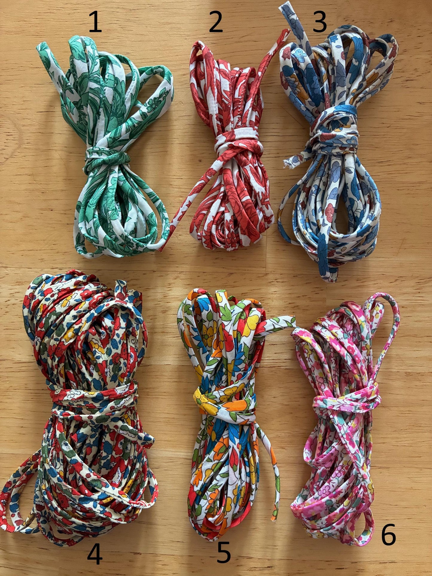 Motifs de tissu Liberty au choix pour le collier Médaille Miraculeuse, numérotés de 1 à 6