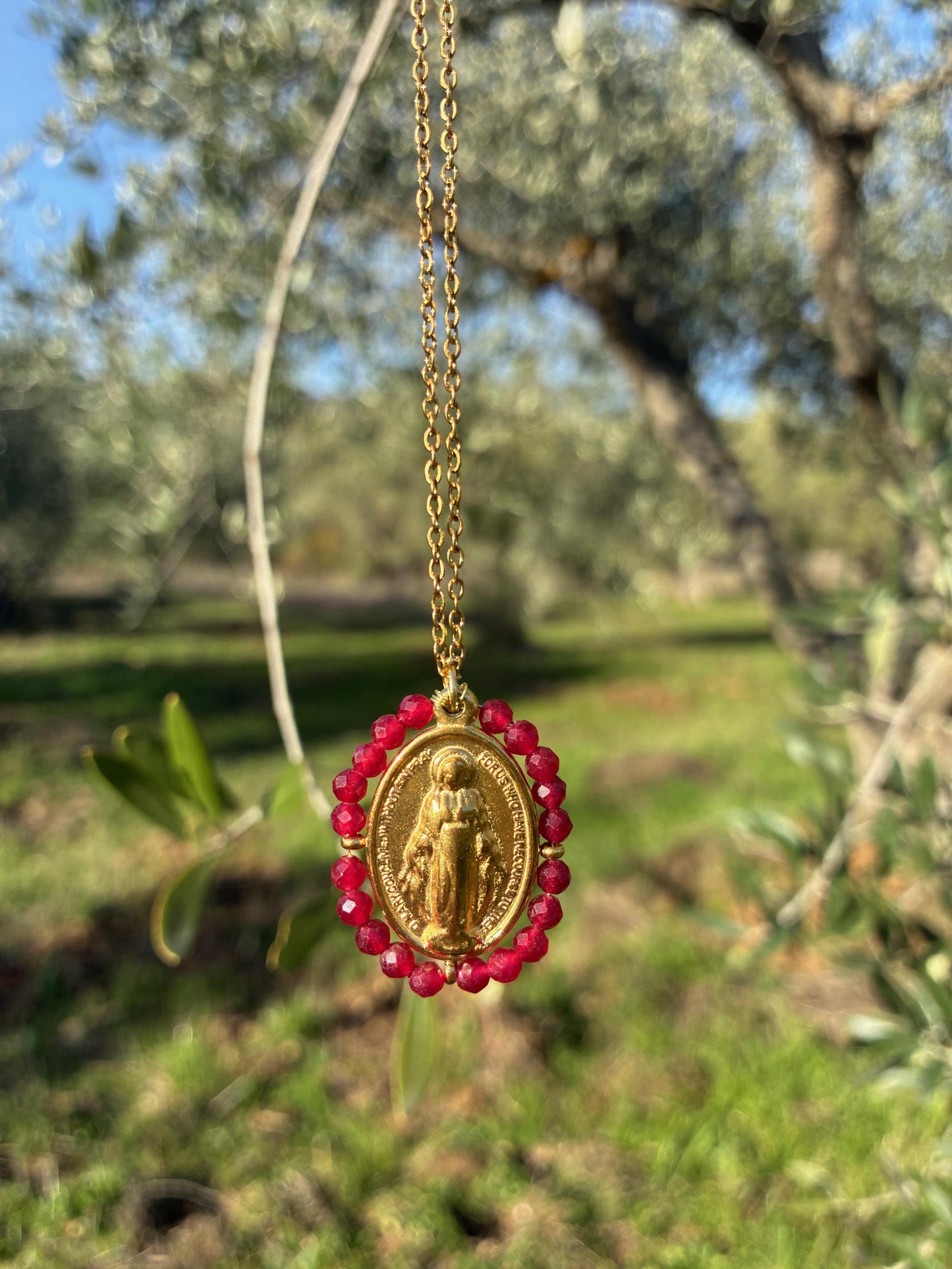 Médaille Miraculeuse Perlée colorée – Collier Catholique Doré Acier Inoxydable – Perles d'eau douce – Cadeau Communion Confirmation Femme