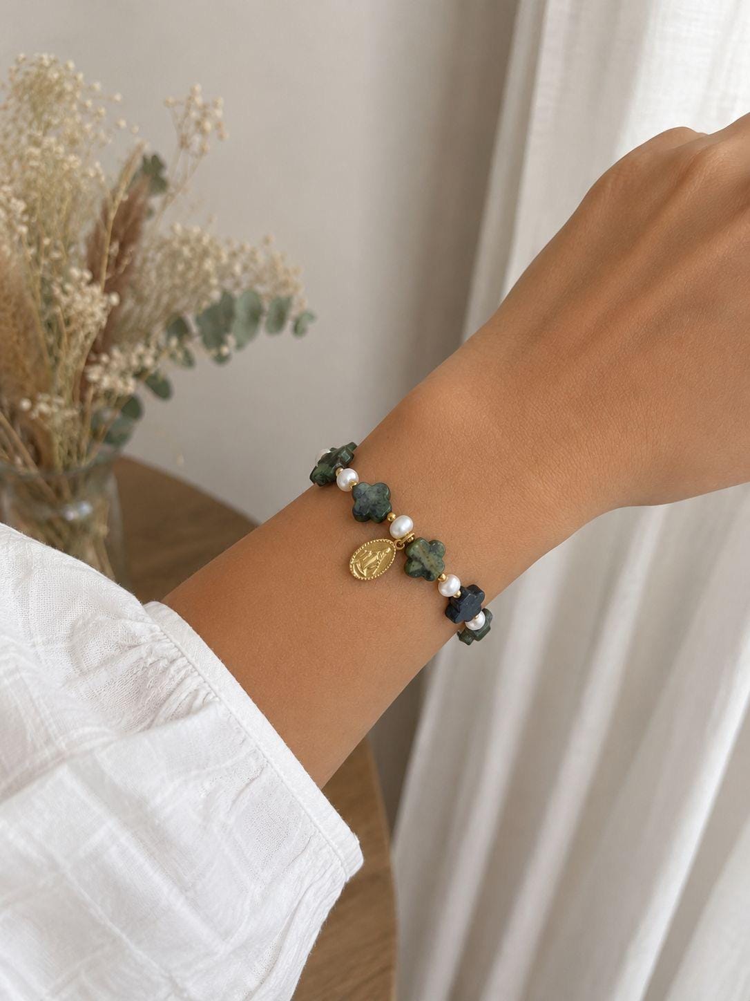 Bracelet dizainier vert en pierre naturelle porté au poignet, Médaille Miraculeuse