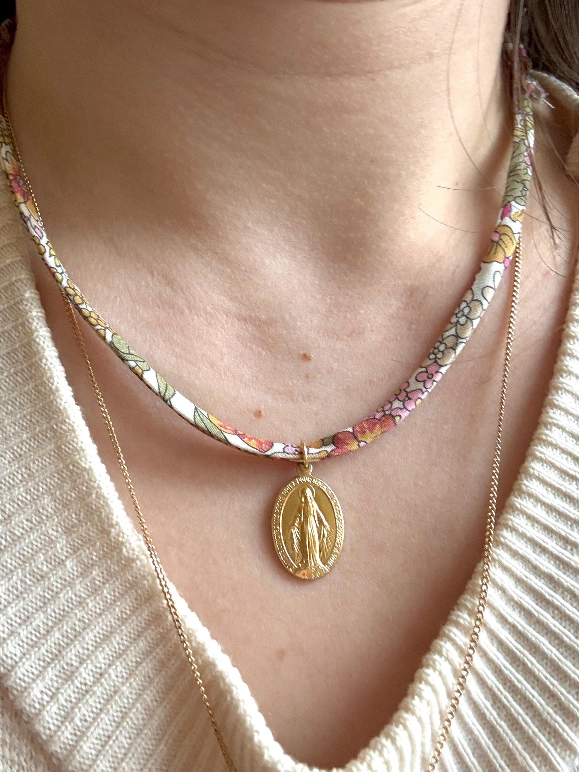 Pendentif Médaille Miraculeuse dorée sur cordon en tissu Liberty