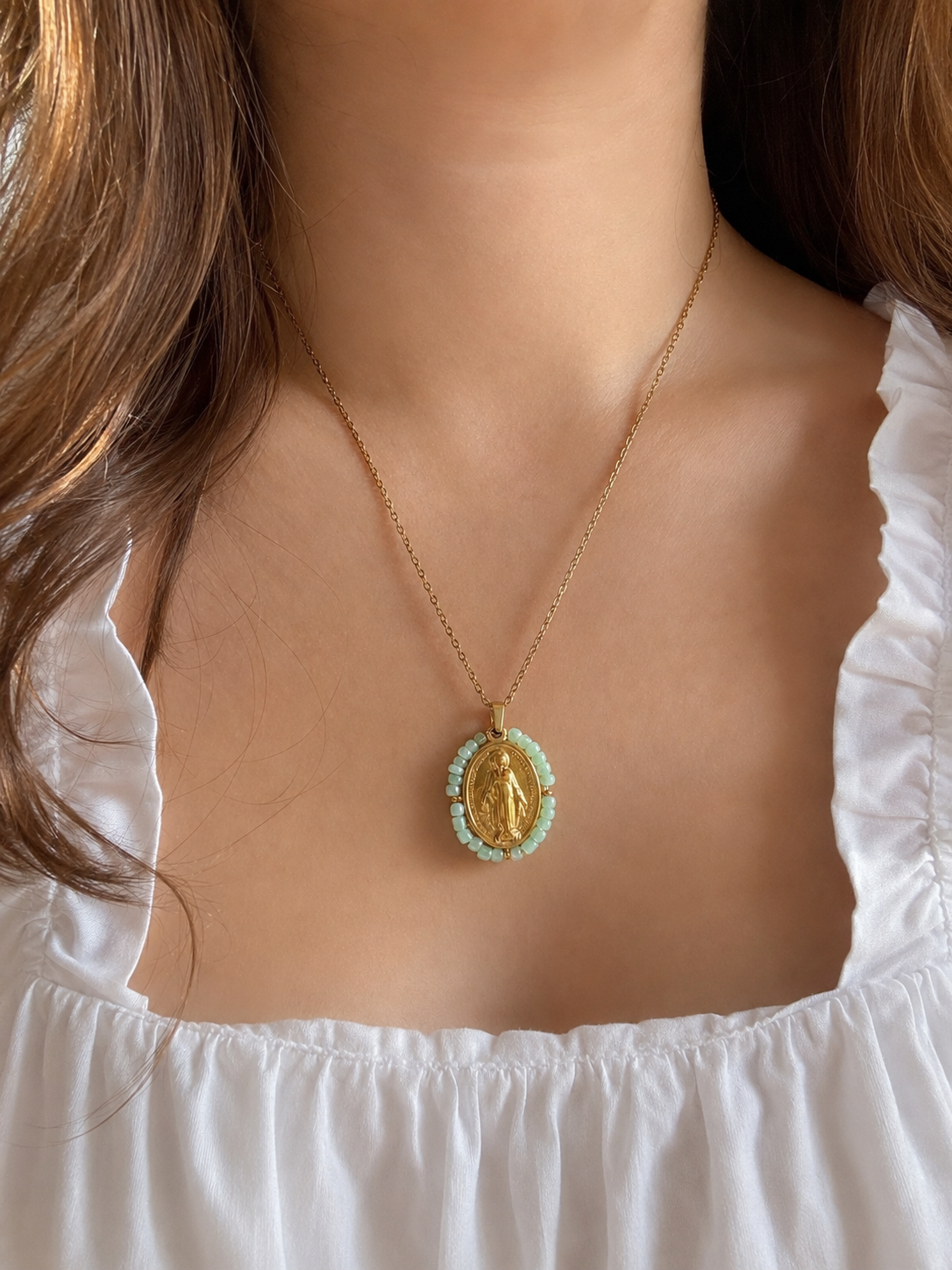 Collier Médaille Miraculeuse perlée – Camaïeu de bleu