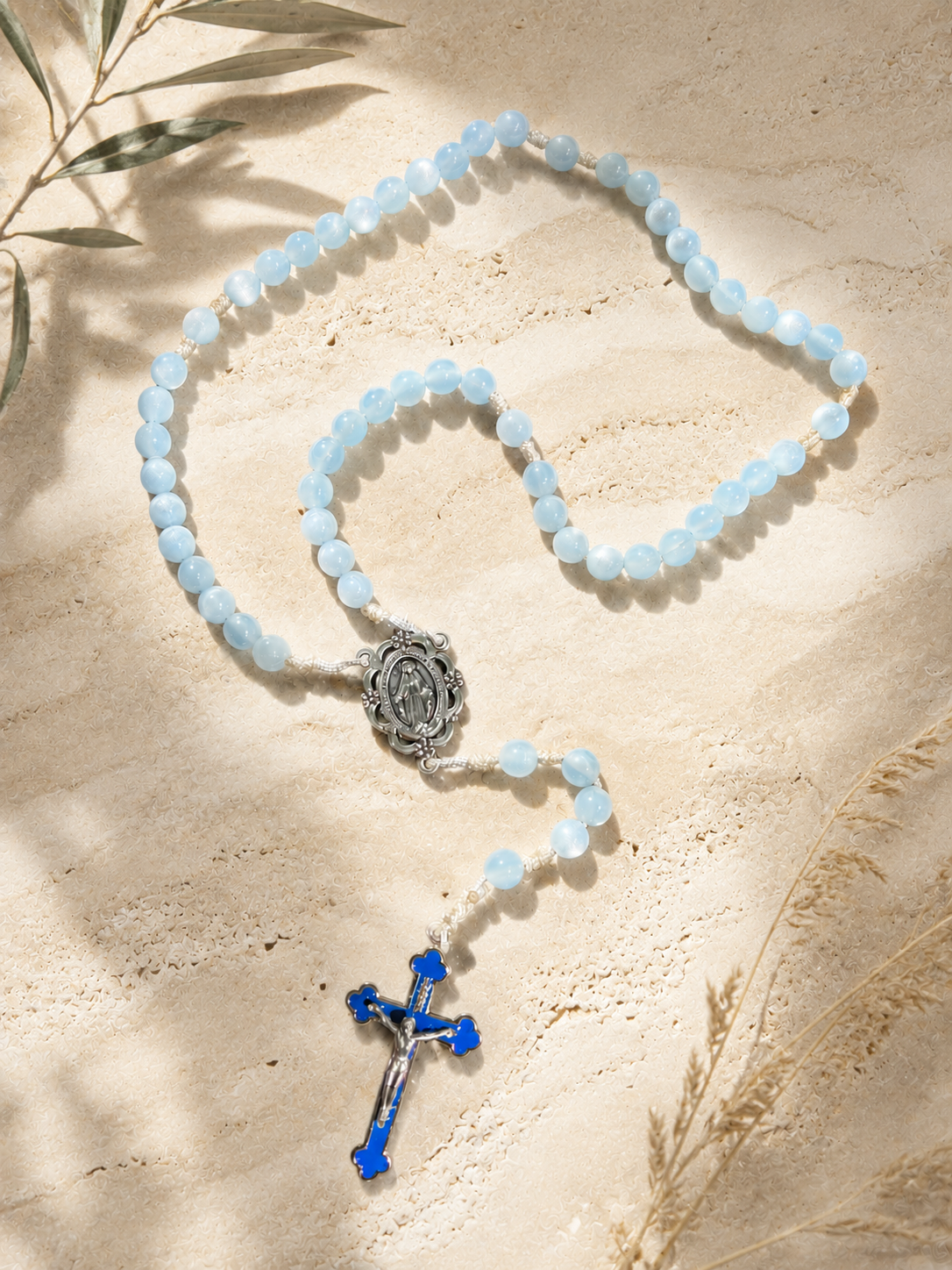 Chapelet en perles nacrées bleu ciel - médaille miraculeuse - crucifix émaillé bleu