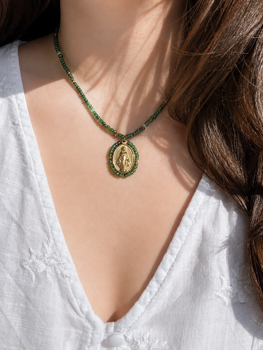 Collier Médaille Miraculeuse perlée – Perles de rocailles colorées
