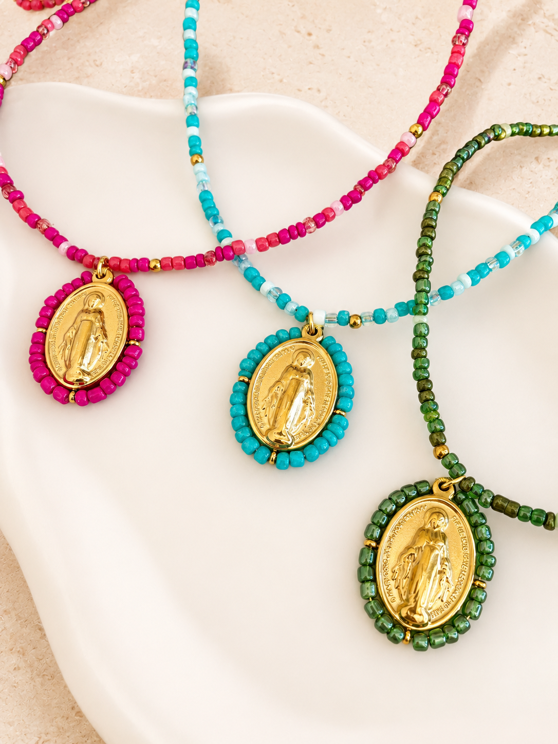 Collier Médaille Miraculeuse perlée – Perles de rocailles colorées