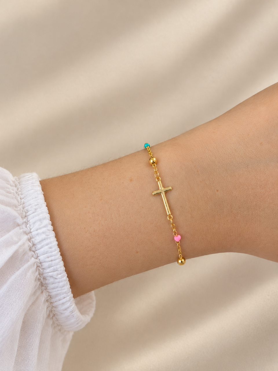 Bracelet Camille - chaîne perlée avec croix dorée - acier inoxydable