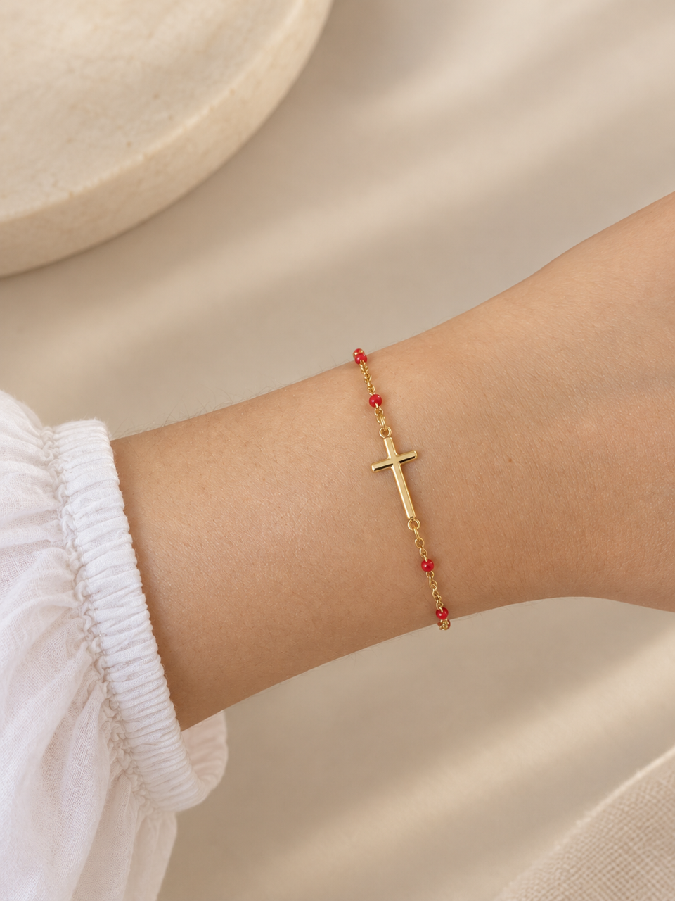 Bracelet Camille - chaîne perlée avec croix dorée - acier inoxydable