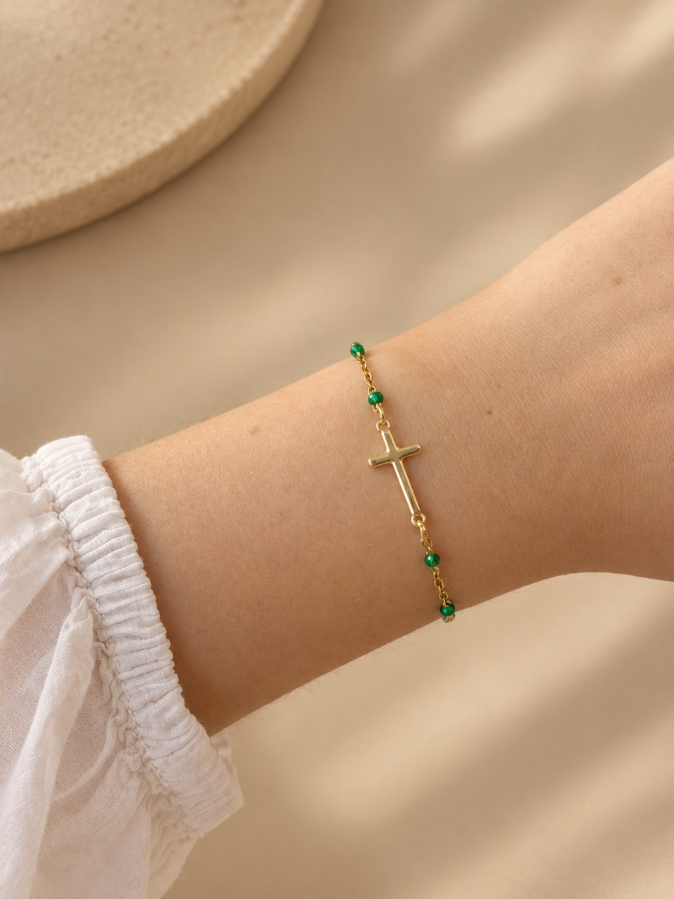 Bracelet Camille - chaîne perlée avec croix dorée - acier inoxydable