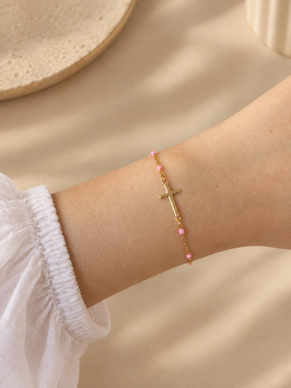 Bracelet Camille - chaîne perlée avec croix dorée - acier inoxydable