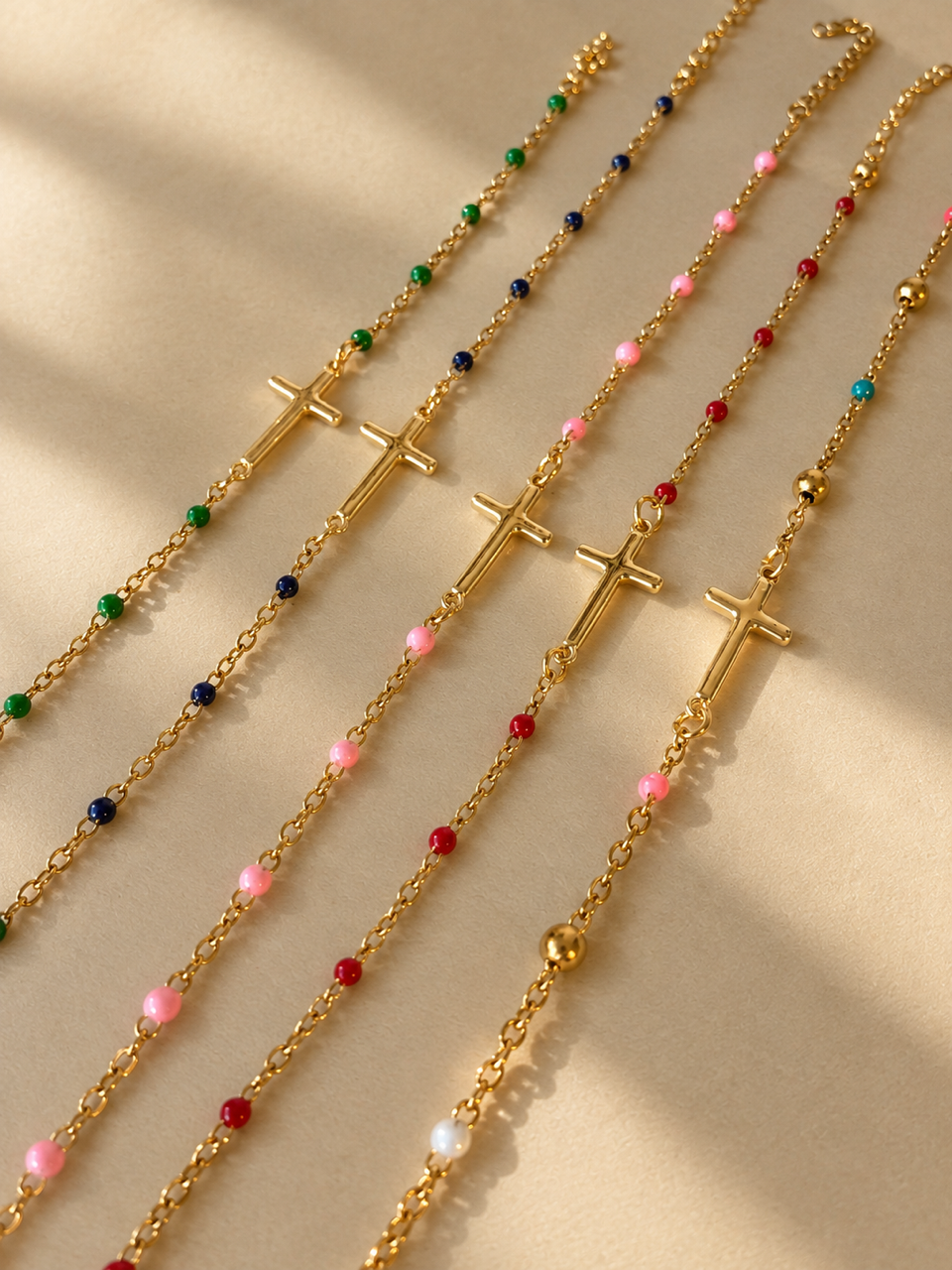Bracelet Camille - chaîne perlée avec croix dorée - acier inoxydable