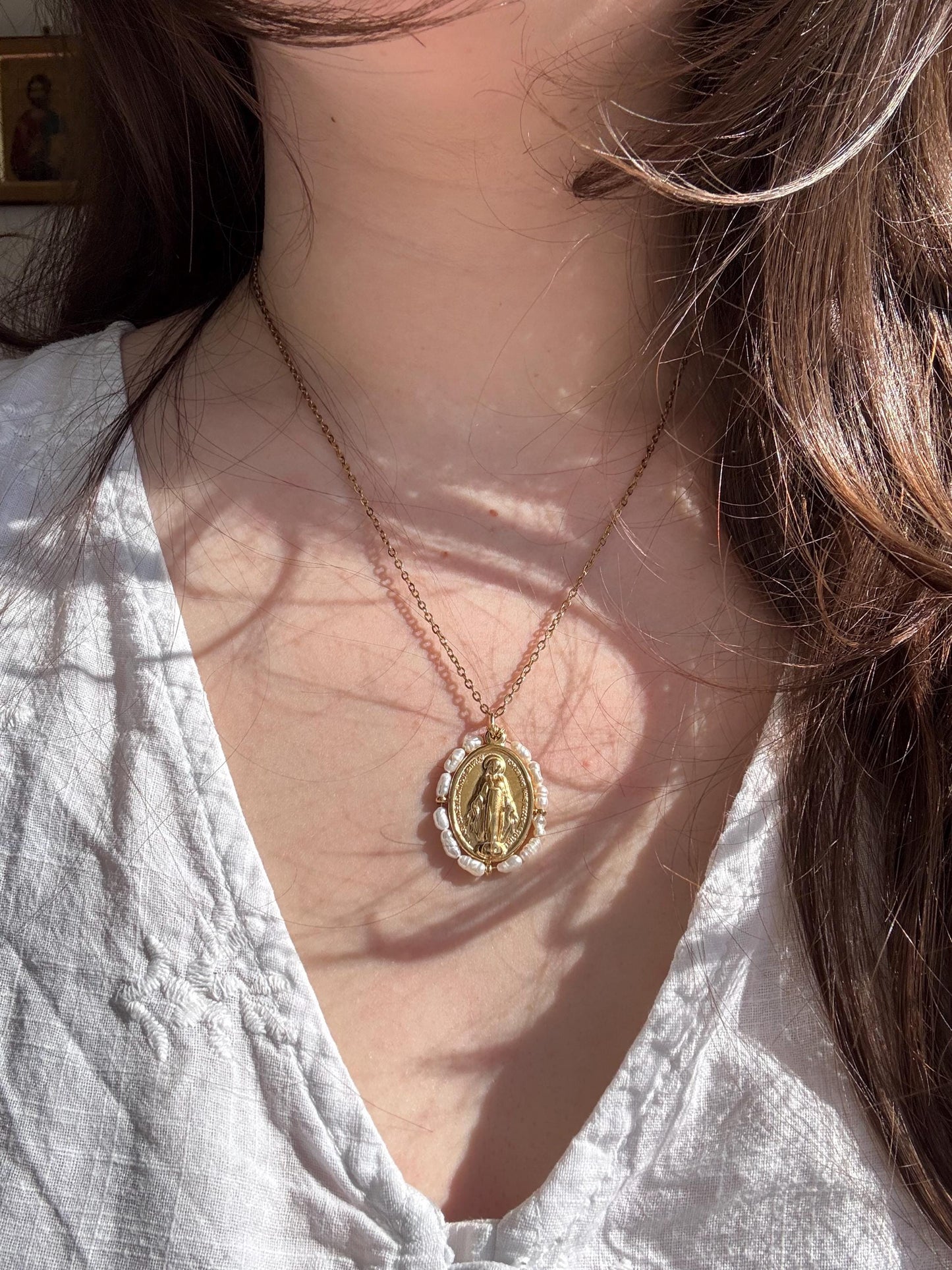 Médaille Miraculeuse Perlée colorée – Collier Catholique Doré Acier Inoxydable – Perles d'eau douce – Cadeau Communion Confirmation Femme