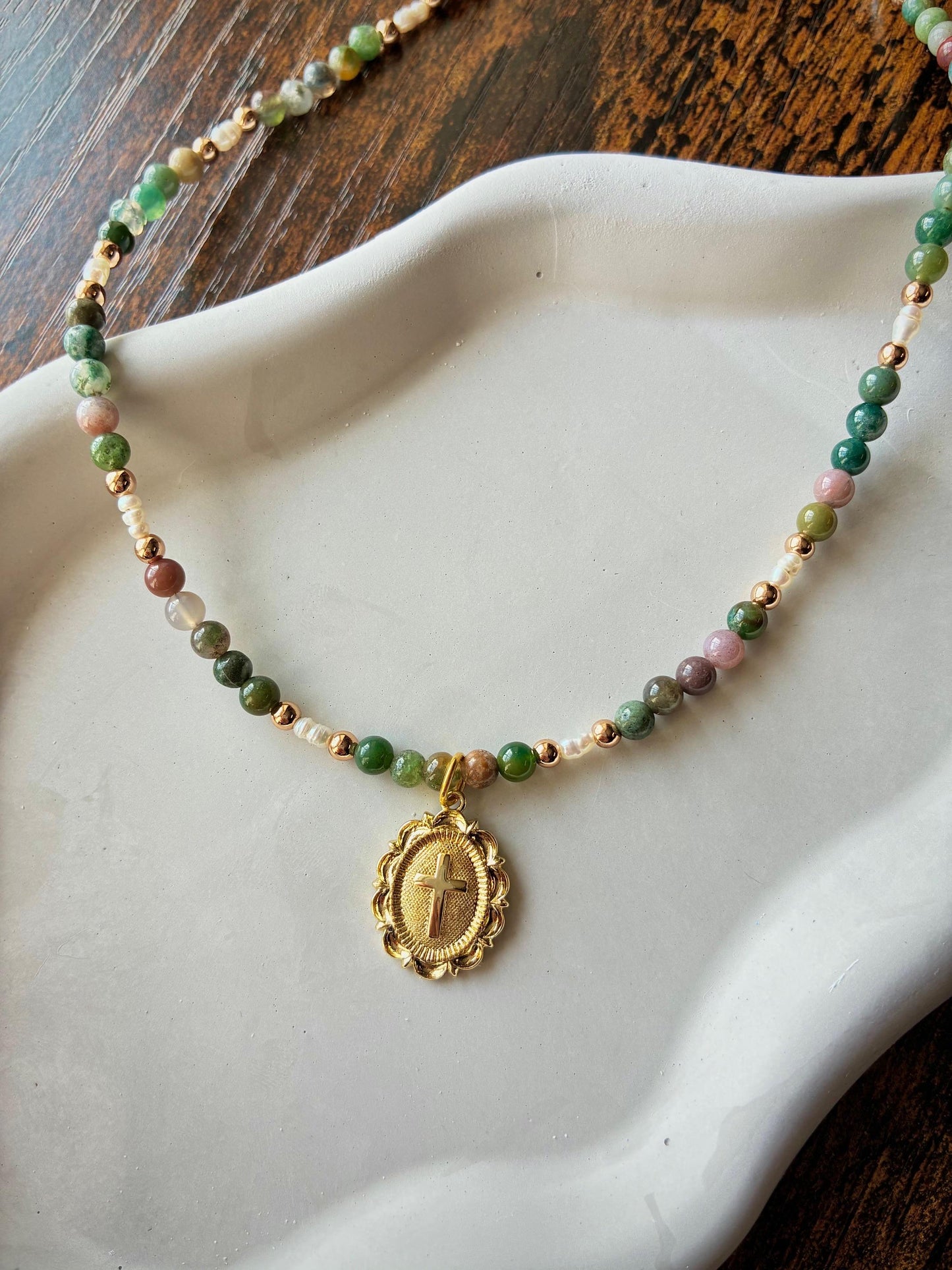 Collier avec médaille de la Vierge Marie – Bijou catholique fait main – Médaille miraculeuse – collier catholique avec médaille et perles