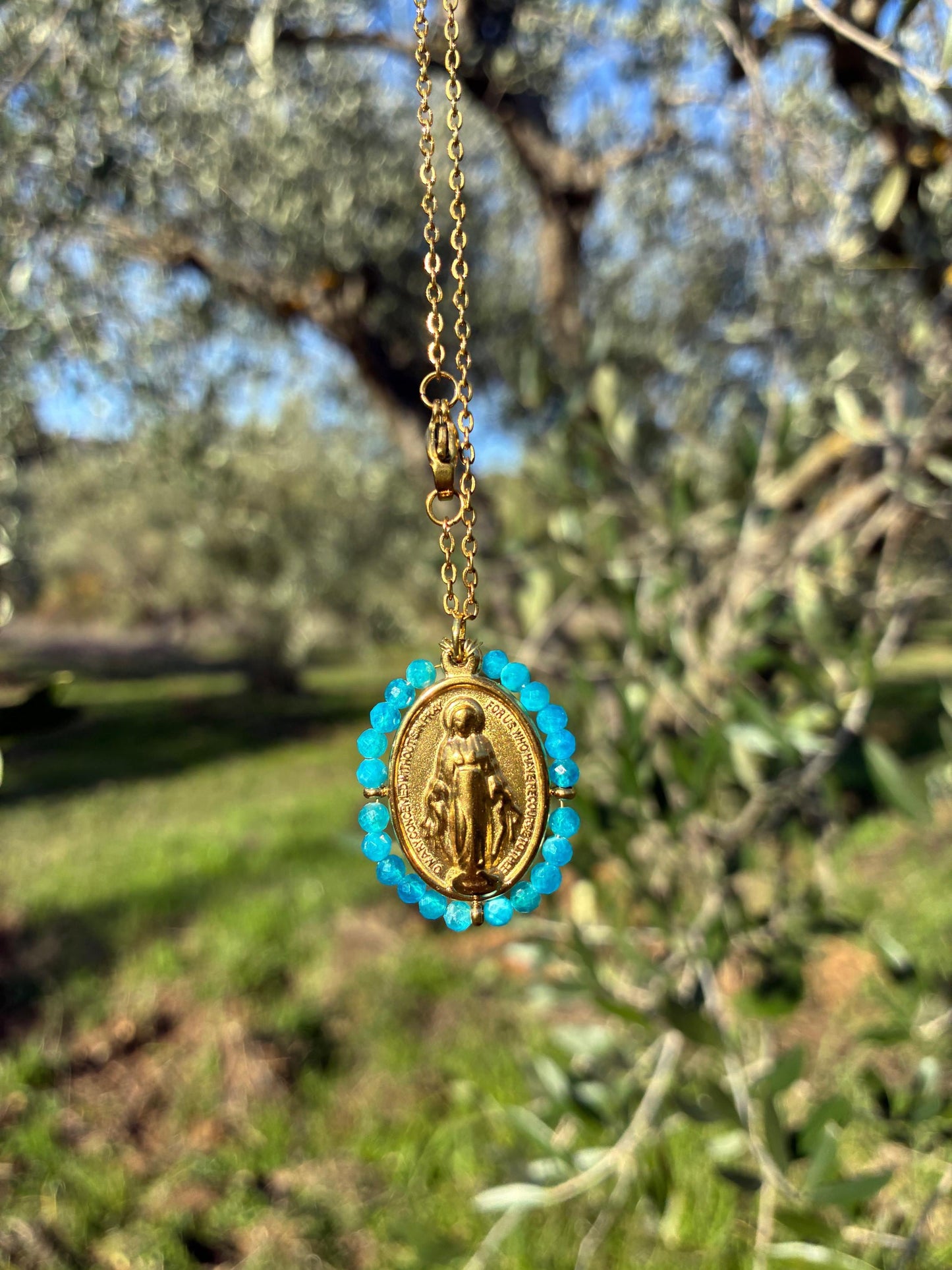 Médaille Miraculeuse Perlée colorée – Collier Catholique Doré Acier Inoxydable – Perles d'eau douce – Cadeau Communion Confirmation Femme