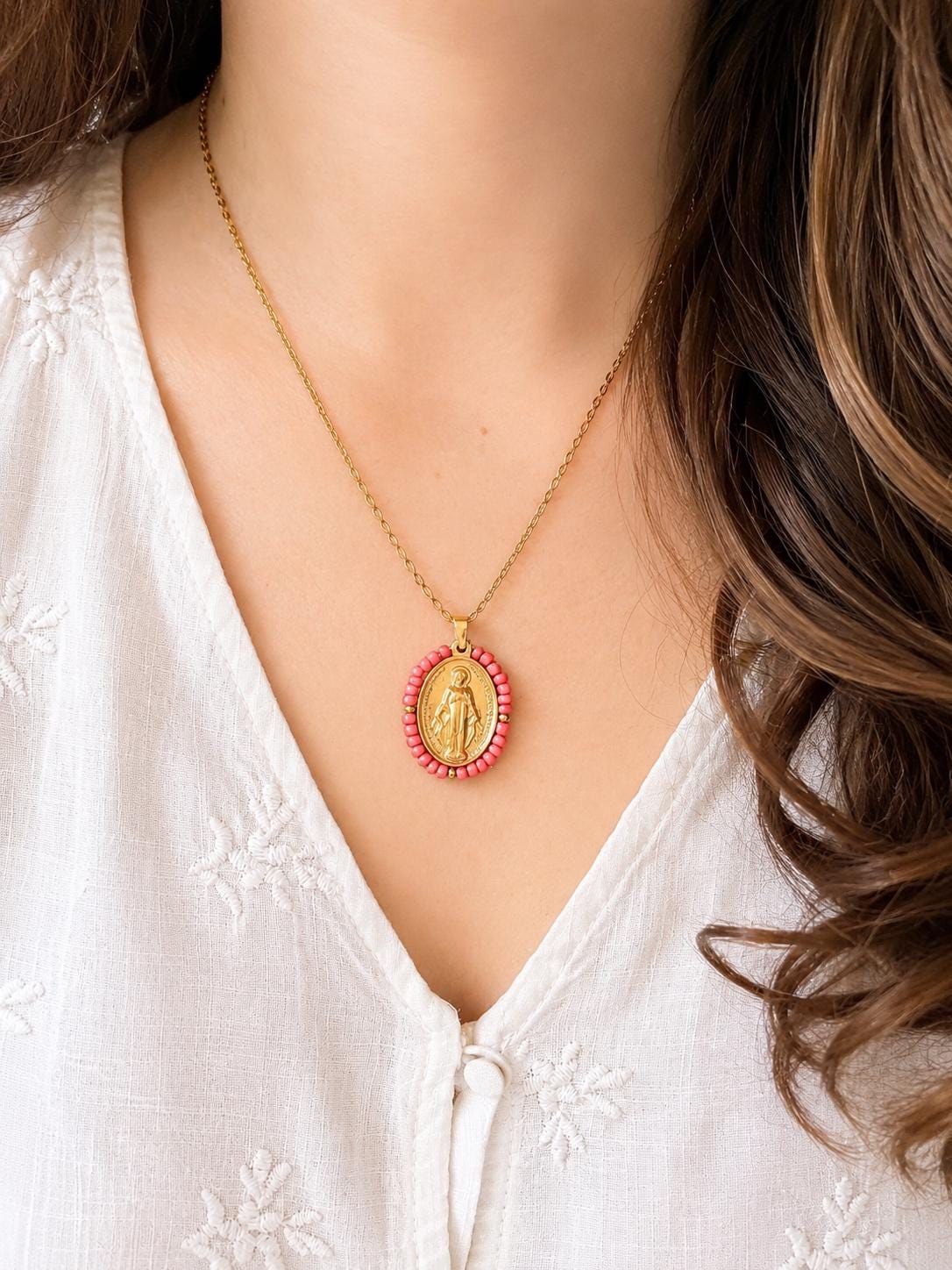 Médaille Miraculeuse Perlée colorée – Collier Catholique Doré Acier Inoxydable – Perles de rocailles – Cadeau Communion Confirmation Femme