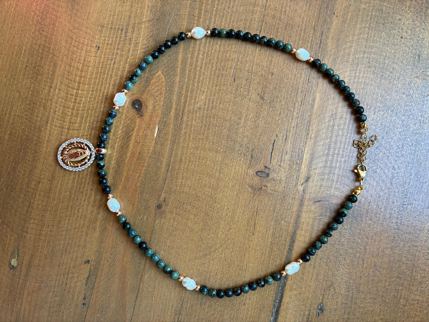Collier avec médaille de la Vierge Marie – Bijou catholique fait main – Médaille miraculeuse – collier catholique avec médaille et perles