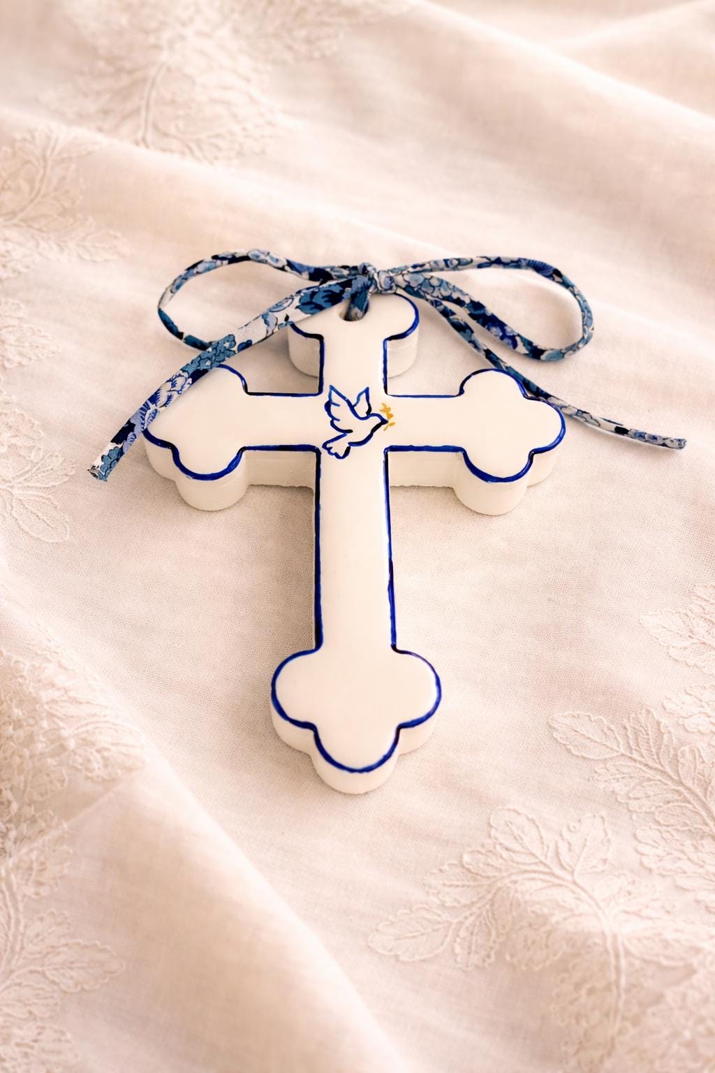 Croix décorative catholique bleue, motif colombe et ruban Liberty