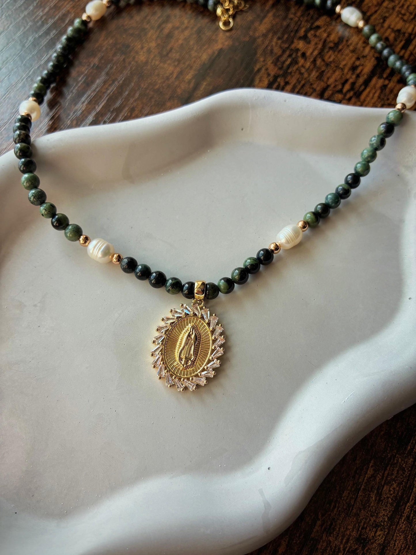 Collier avec médaille de la Vierge Marie – Bijou catholique fait main – Médaille miraculeuse – collier catholique avec médaille et perles