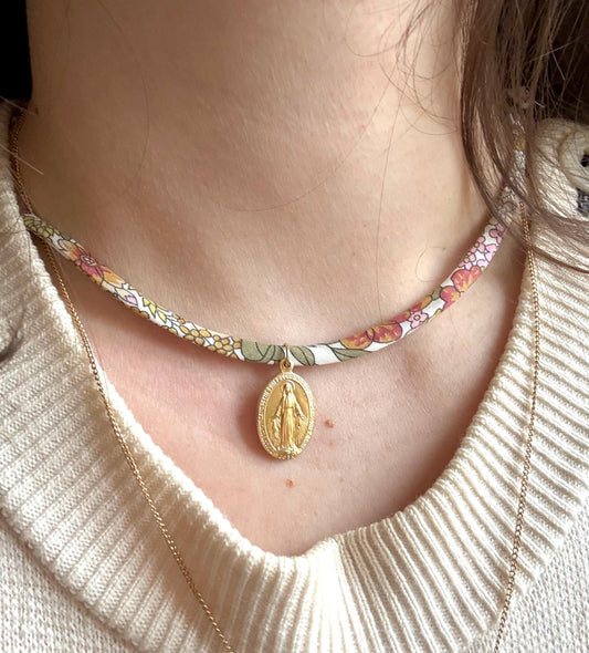 Collier Liberty catholique avec Médaille Miraculeuse dorée porté au cou