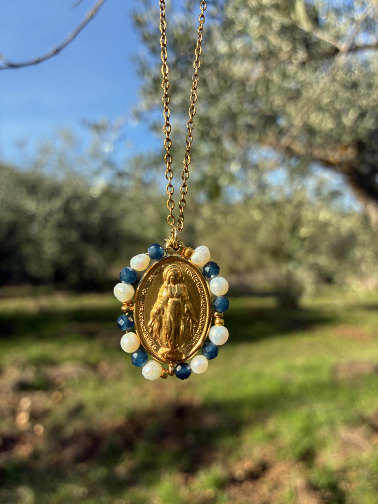 Médaille Miraculeuse Perlée colorée – Collier Catholique Doré Acier Inoxydable – Perles d'eau douce – Cadeau Communion Confirmation Femme