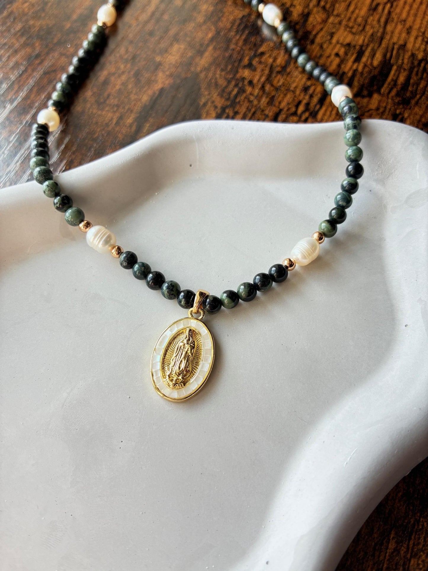 Collier avec médaille de la Vierge Marie – Bijou catholique fait main – Médaille miraculeuse – collier catholique avec médaille et perles